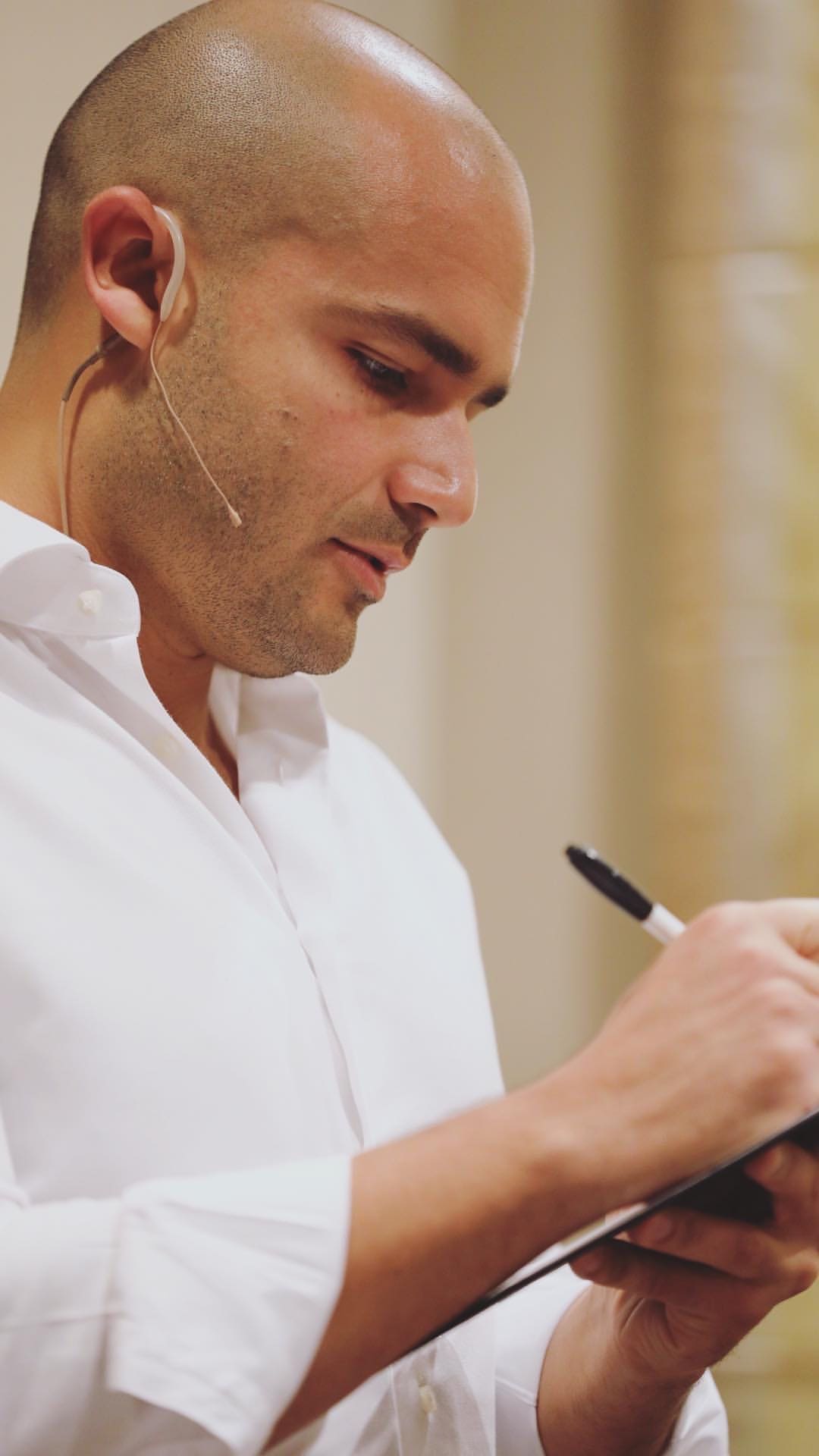 Andrés escribiendo